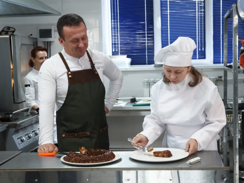 Яблочный пирог с солёной карамелью из поваренной книги декабристов приготовили в Чите